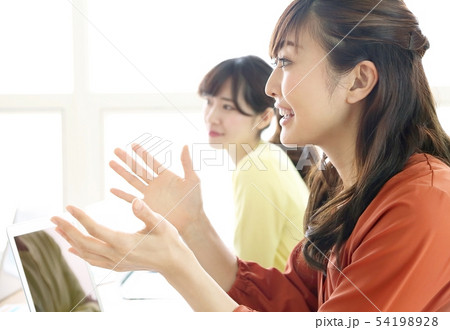 打ち合わせに参加する女性 イメージ 打ち合わせに参加する女性 イメージ 54198928