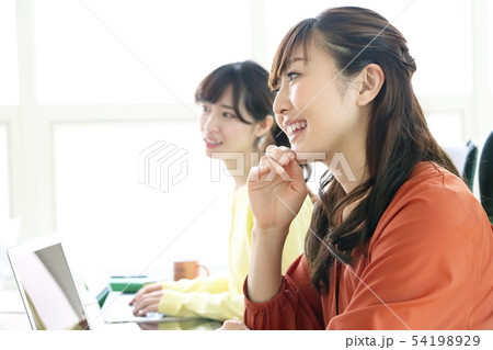 打ち合わせに参加する女性 イメージ 打ち合わせに参加する女性 イメージ 54198929