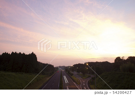 夕暮れの高速道路 54200427