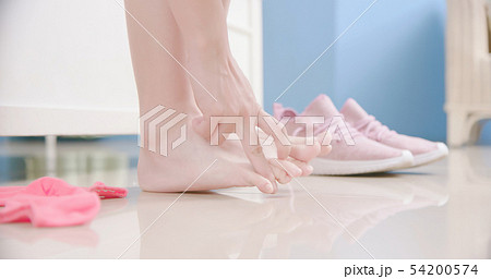 woman has athletes foot 54200574