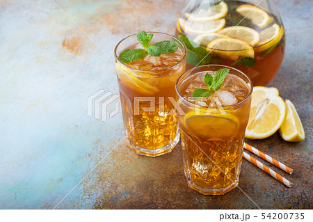 Traditional iced tea with lemon. 54200735