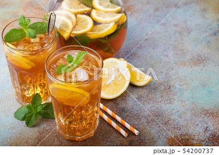 Traditional iced tea with lemon. 54200737