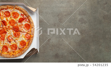 Tasty pepperoni pizza. 54201235