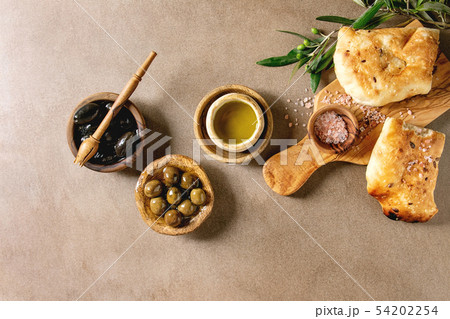 Green and black olives 54202254