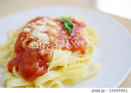 フェットチーネ フィットチーネ トマトソース バジル 生パスタ 小麦粉 麺類 イタリア フェットチーネ フィットチーネ トマトソース バジル 生パスタ 小麦粉 麺類 イタリア 54205601