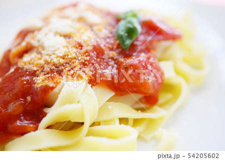 フェットチーネ　フィットチーネ　トマトソース　バジル　生パスタ　小麦粉　麺類　イタリア 54205602