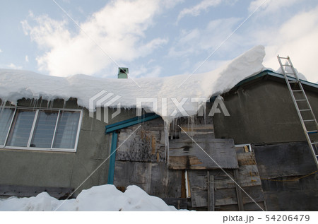屋根の雪 54206479
