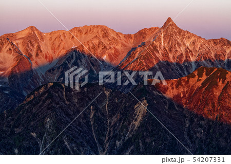 常念岳から見る朝焼けの槍ヶ岳 常念岳から見る朝焼けの槍ヶ岳 54207331