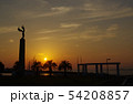 夕焼けに映えるシルエットのモニュメント 54208857
