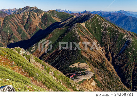 北アルプス・常念岳稜線から見る常念小屋と大天井岳への山並み 54209731