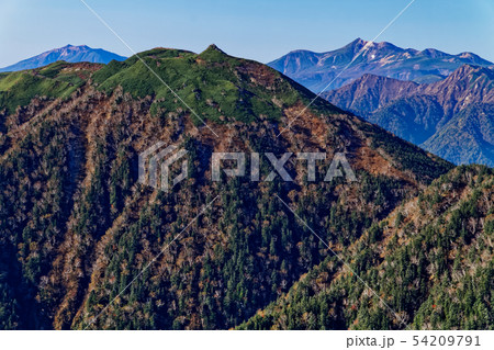 前常念岳への稜線から見る蝶ヶ岳と御嶽・乗鞍岳 54209791