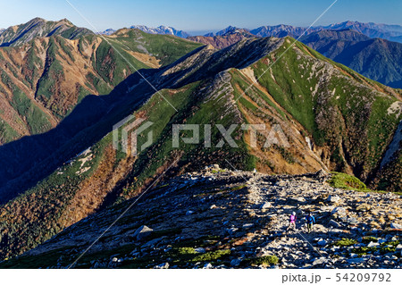 朝の常念岳から見る大天井岳・後立山連峰方面の眺め 54209792