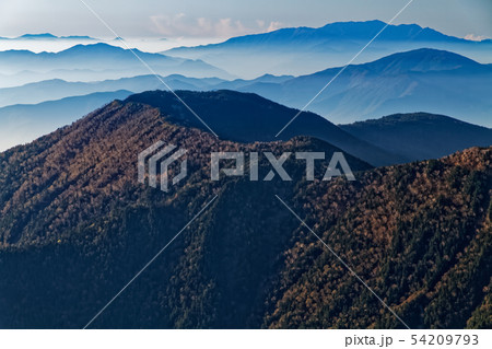 常念岳から見る秋色の大滝山と中央アルプス遠望 54209793