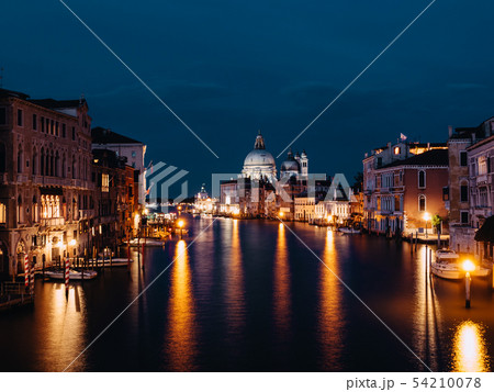 アカデミア橋からの景色 サンタ・マリア・デッラ・サルーテ聖堂 ベネチア アカデミア橋からの景色 サンタ・マリア・デッラ・サルーテ聖堂 ベネチア 54210078