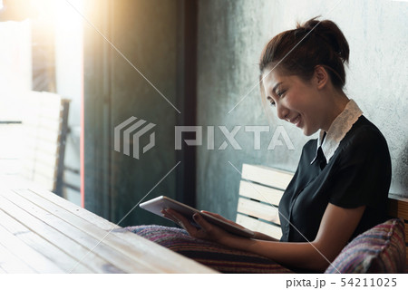 Beautiful asian woman working with tablet computer 54211025