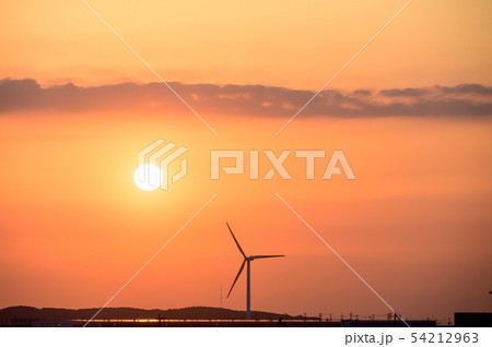 夕陽と風力発電【福岡県】 54212963