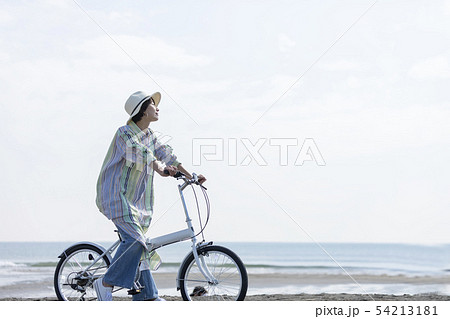 女性 青空 リラックス サイクリング 女性 青空 リラックス サイクリング 54213181