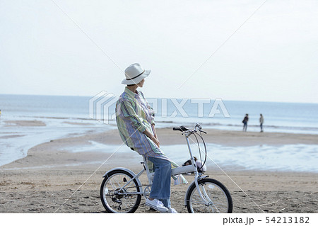女性 青空 リラックス サイクリング 女性 青空 リラックス サイクリング 54213182
