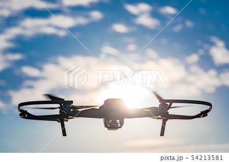 太陽に向かって飛ぶドローン　MAVIC2 Pro 54213581