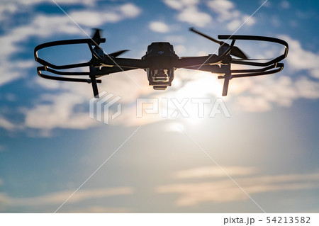 太陽に向かって飛ぶドローン　MAVIC2 Pro 54213582