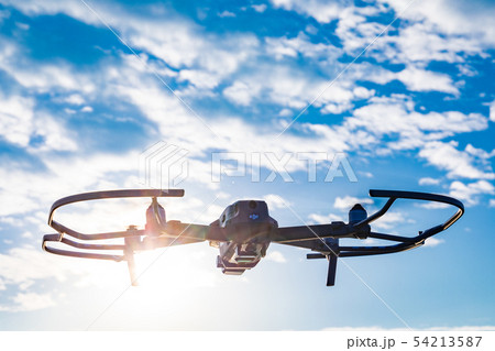 太陽に向かって飛行するドローン MAVIC2 Pro 太陽に向かって飛行するドローン MAVIC2 Pro 54213587