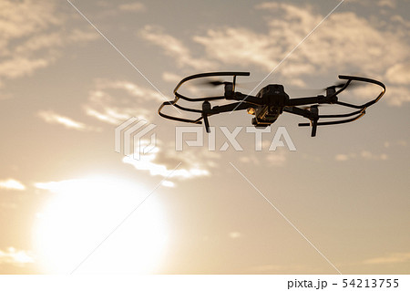 夕焼空と飛行するドローン　MAVIC2 Pro 54213755