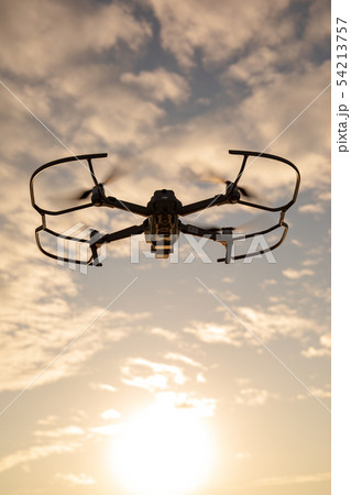 夕日に向かって飛行するドローン　MAVIC2 Pro 54213757