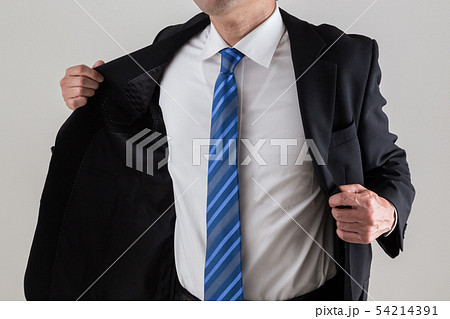 ジャケットを脱ぐ男性 54214391