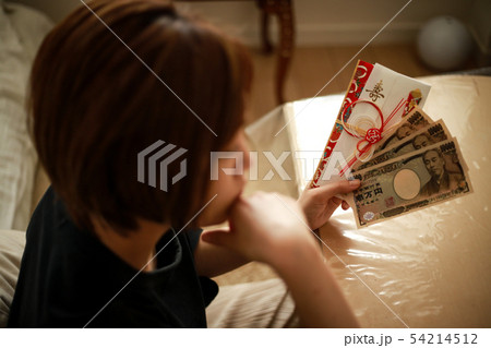 ご祝儀を悩む女性 ご祝儀を悩む女性 54214512