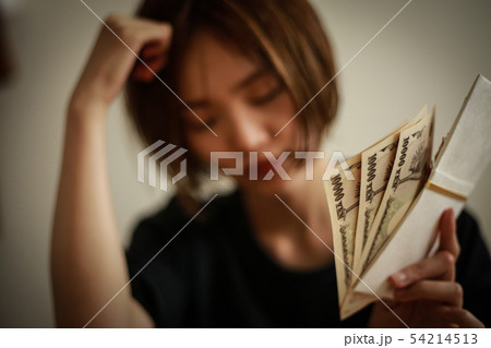 ご祝儀を悩む女性 ご祝儀を悩む女性 54214513