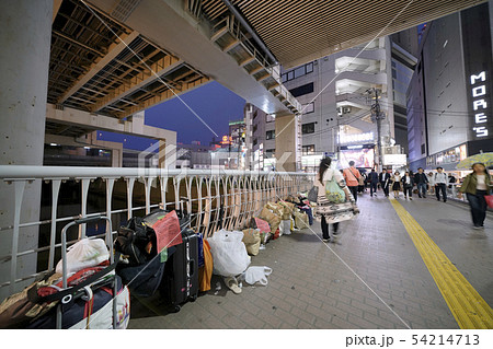 日本の横浜都市景観 横浜駅などを望む(放置荷物に警告書) 日本の横浜都市景観 横浜駅などを望む(放置荷物に警告書) 54214713