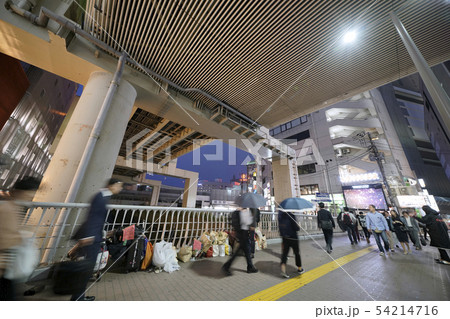 日本の横浜都市景観 横浜駅などを望む(放置荷物に警告書) 日本の横浜都市景観 横浜駅などを望む(放置荷物に警告書) 54214716