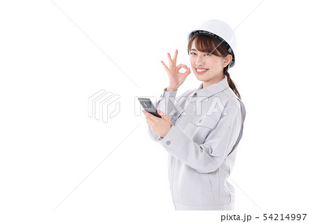 作業着を着た若い女性 54214997