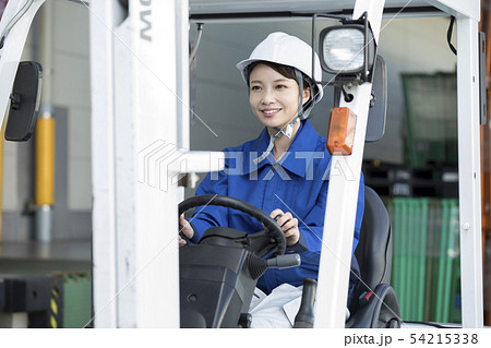 フォークリフトを操作する女性作業員 フォークリフトを操作する女性作業員 54215338