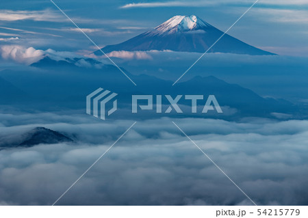 百蔵山から見る雲海と朝の富士山 54215779