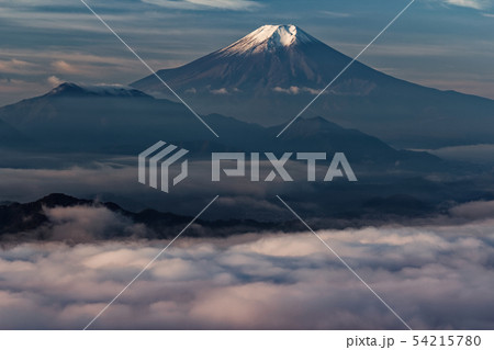 百蔵山から見る雲海と朝の富士山 54215780