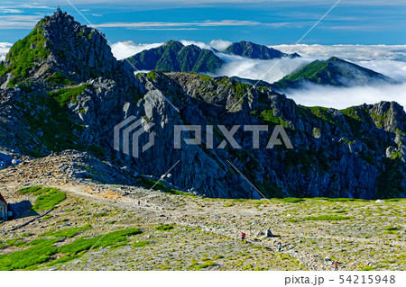 中央アルプス・木曽駒ヶ岳稜線から見る宝剣岳と空木岳・南駒ヶ岳 54215948