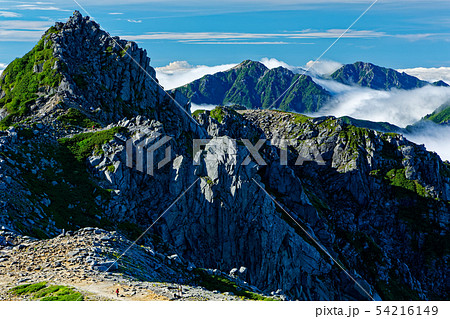 中央アルプス・木曽駒ヶ岳稜線から見る宝剣岳と空木岳・南駒ヶ岳 54216149