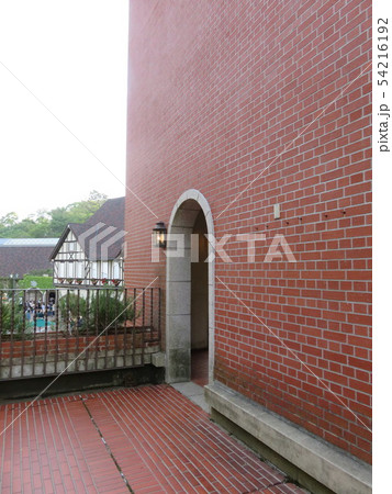 レンガの壁にある出入り口 54216192