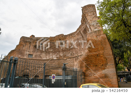 ローマ市内の古代遺跡（イタリア）　ディオクレティアヌス浴場跡であるローマ国立博物館の建物 54216450