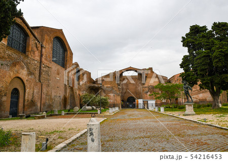 ローマ市内の古代遺跡(イタリア) ディオクレティアヌス浴場跡であるローマ国立博物館の建物 ローマ市内の古代遺跡(イタリア) ディオクレティアヌス浴場跡であるローマ国立博物館の建物 54216453