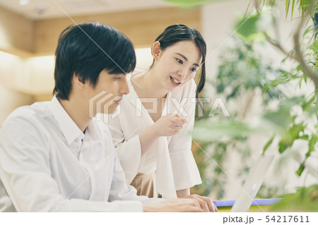ビジネス　男女　打ち合わせ 54217611
