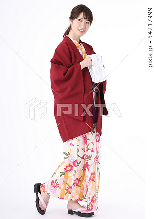 浴衣を着る若い女性 浴衣を着る若い女性 54217999