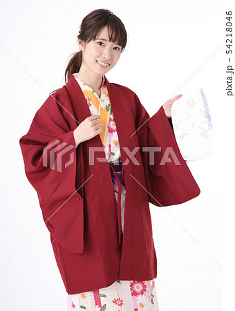 浴衣を着る若い女性 浴衣を着る若い女性 54218046