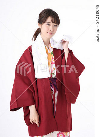 浴衣を着る若い女性 浴衣を着る若い女性 54218048
