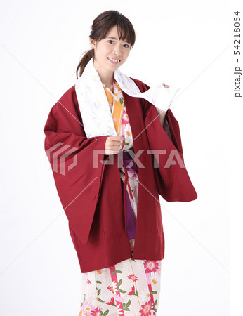 浴衣を着る若い女性 浴衣を着る若い女性 54218054