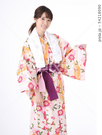 浴衣を着る若い女性 浴衣を着る若い女性 54218090