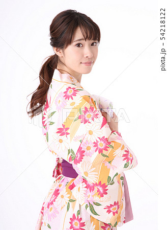 浴衣を着る若い女性 浴衣を着る若い女性 54218122