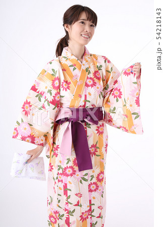 浴衣を着る若い女性 浴衣を着る若い女性 54218143