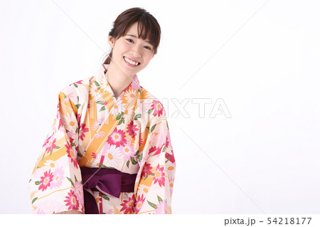 浴衣を着る若い女性 浴衣を着る若い女性 54218177